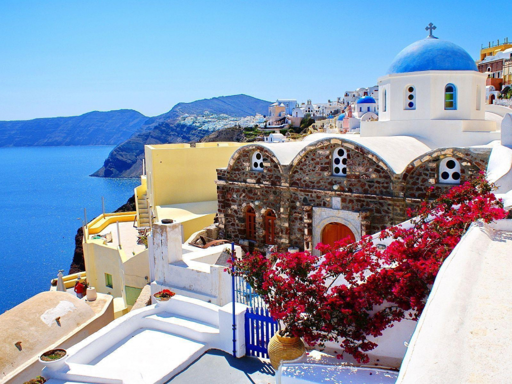 Mykonos or Santorini: Which Greek Island Paradise Should You Visit?